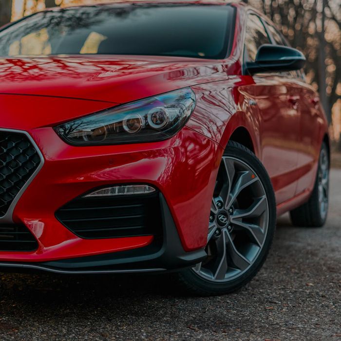  الفرق بين أفلام الحماية (PPF) والنانو سيراميك — وأيهم أنسب لعربيتك؟